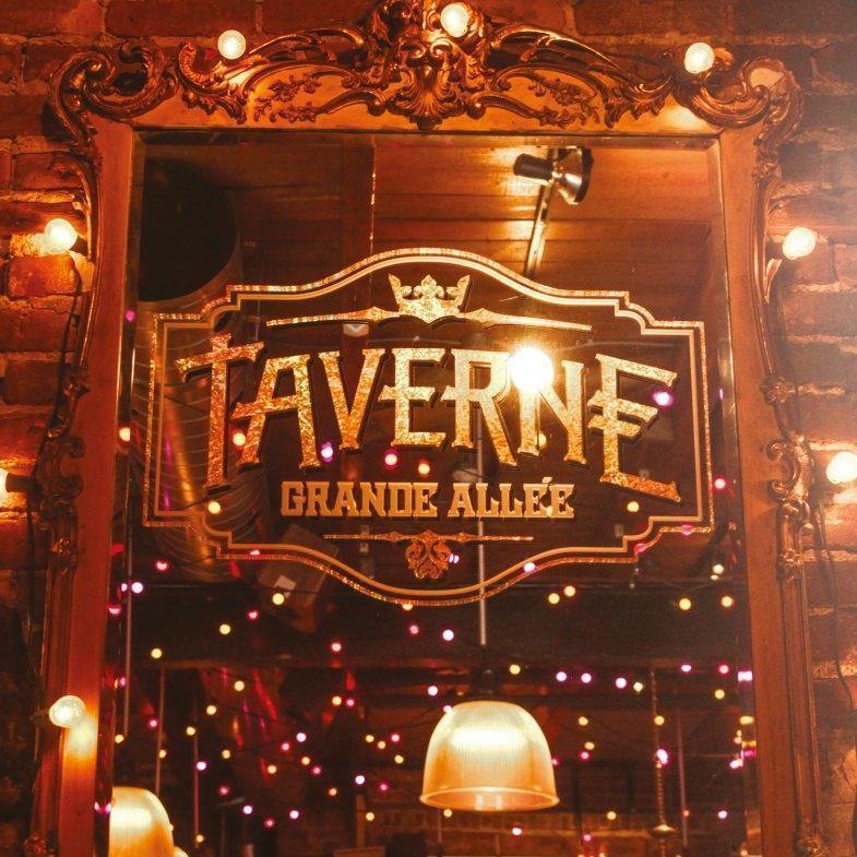 Taverne Grande Allée, Old-Quebec, Quebec - Pub Food Cuisine Restaurant